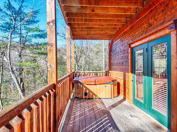 4th image of 810 Great Smoky Way