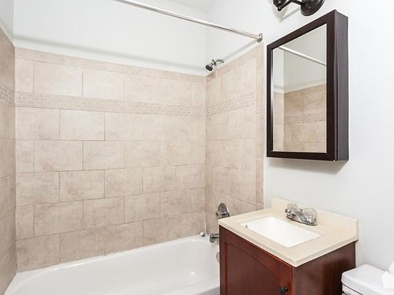 4th image of 815 W Cornelia Ave #217