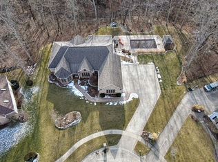 402 Maple Leaf Ct, Charleston, IL 61920