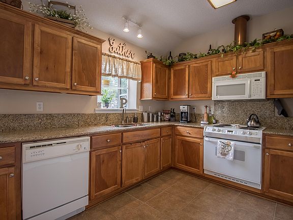 5th image of 12168 Amherst Dr