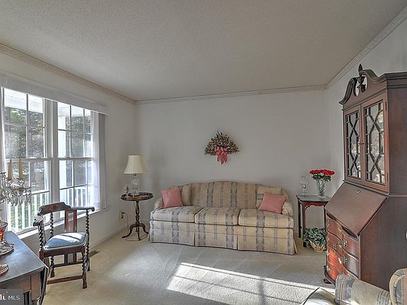 3rd image of 19 Greystone Dr