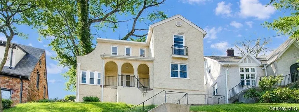4 bed, 2.5 bath, 2000 sqft, $6,300 — Photo 1
