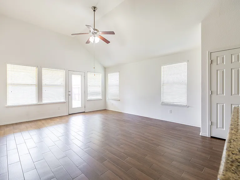 1912 Christopher Creek Dr — Photo 2