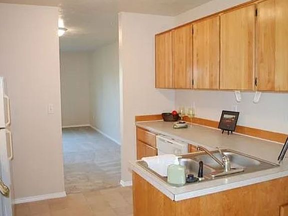 4th image of 14811-14813 NE Fremont Ct