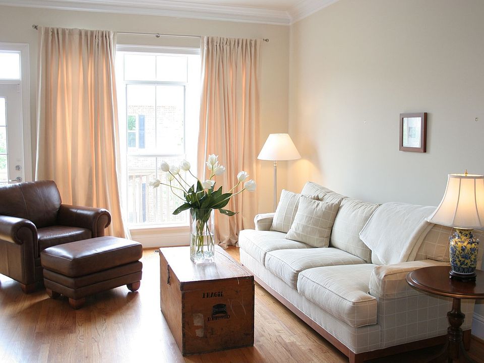 Wonderful, light, bright family room open to kitchen & breakfast area.
