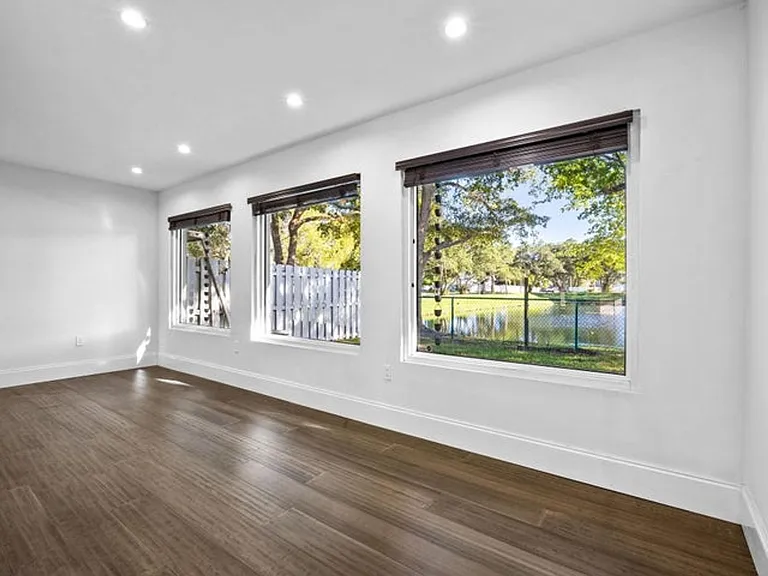 11110 SW 9th Pl — Photo 10