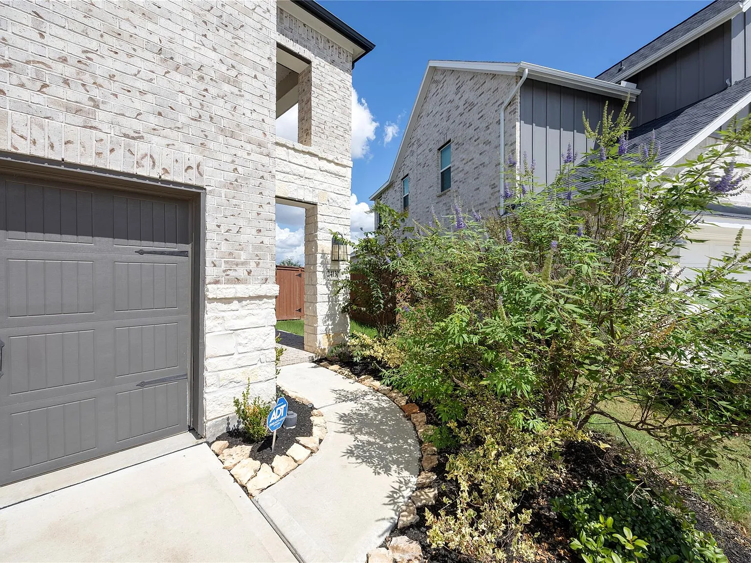 4 bed, 3.5 bath, 2425 sqft, $2,950 — Photo 4