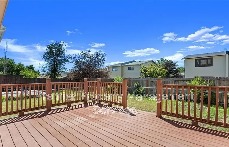 300 Aristocrat Dr — Photo 12