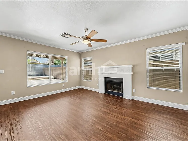 907 N Albert Dr — Photo 5