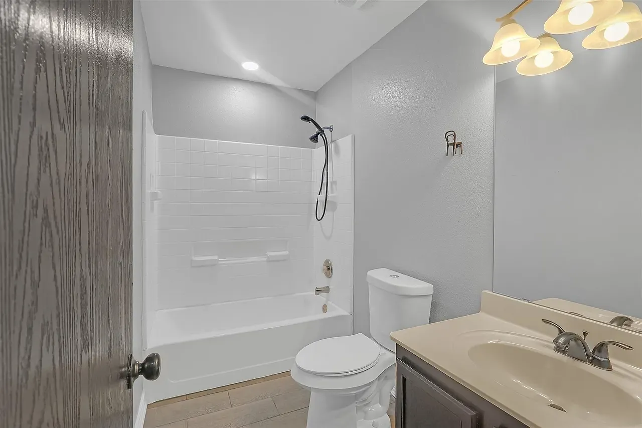 4 bed, 3.5 bath, 2653 sqft, $2,800 — Photo 4