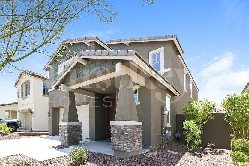 4 bed, 2.5 bath, 2490 sqft, $2,885 — Photo 2
