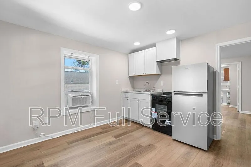 Building Photo - 325 54th Ave N #E