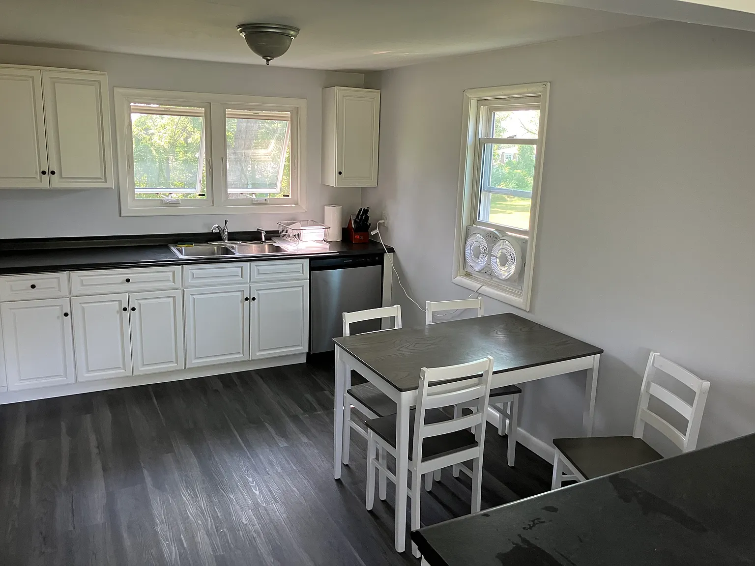3 bed, 1000 sqft, $1,697 — Photo 2