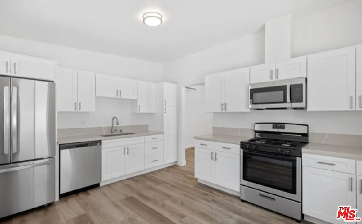 2 bed, 1.0 bath, 800 sqft, $3,995 — Photo 3