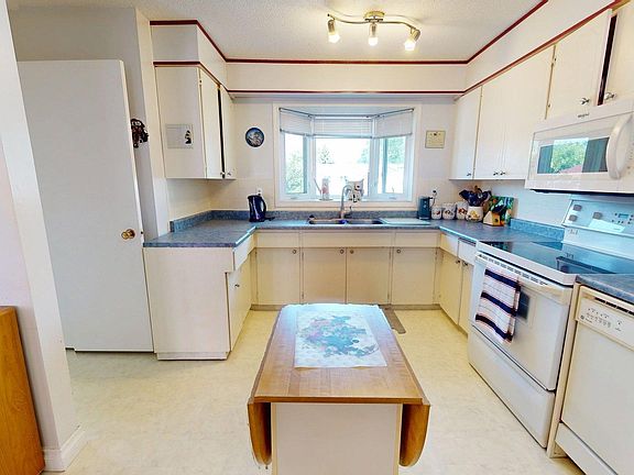 4th image of 43 Huron Dr