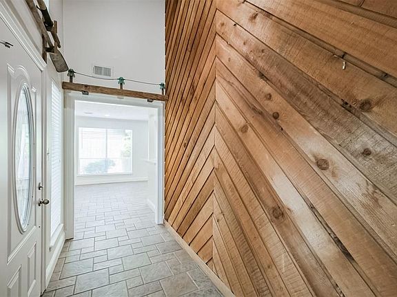4th image of 1418 Heights Dr