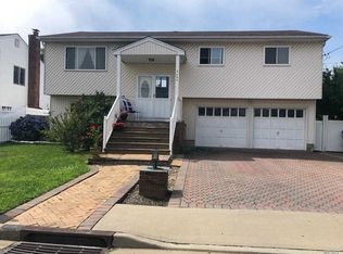 3640 Nimrod St, Seaford, NY 11783