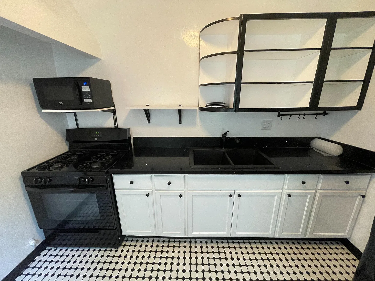 Studio, 400 sqft, $1,875 — Photo 4