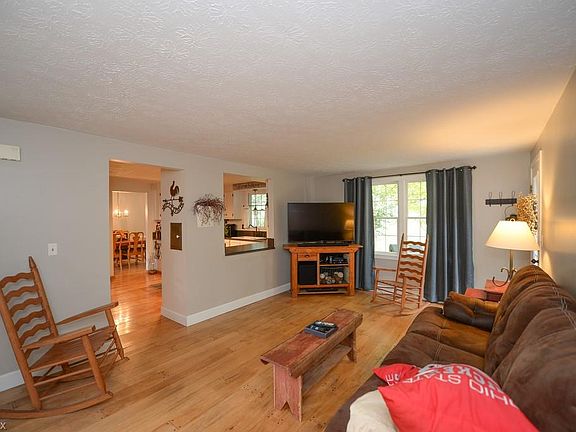 5th image of 619 Falling Oaks Dr
