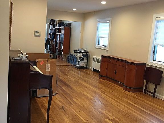 4th image of 1129 Doughty Blvd