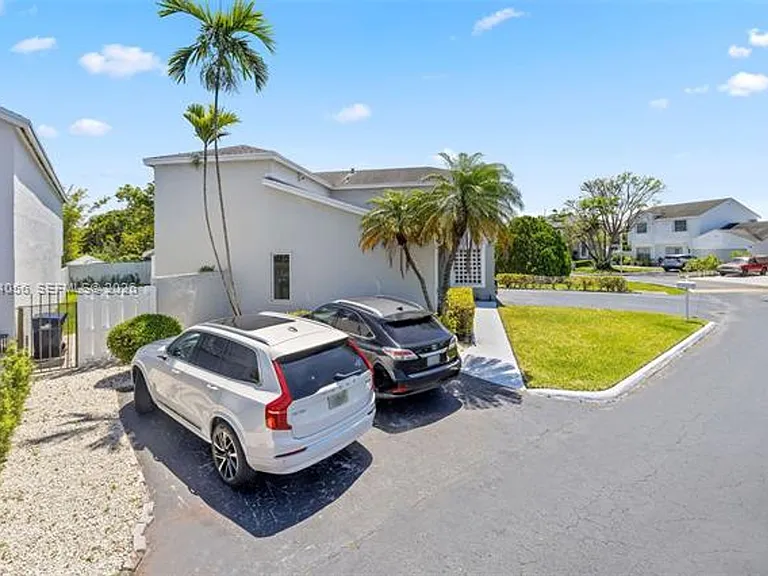 9547 SW 146th Pl — Photo 2