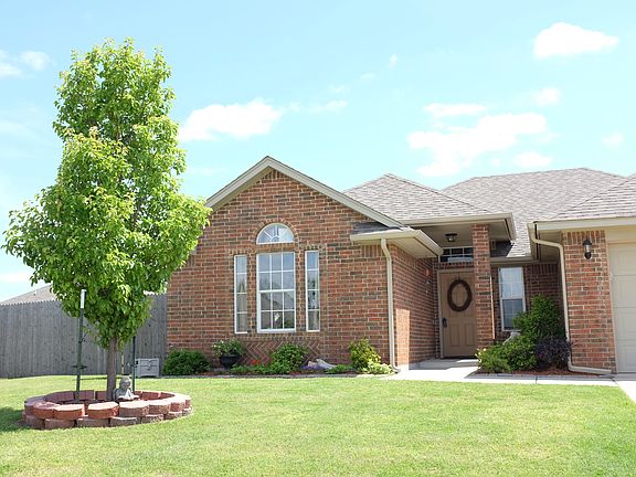 2nd image of 820 Canyon Dr