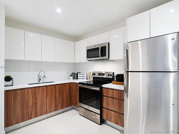 3rd image of 924 Marseille Dr APT 34