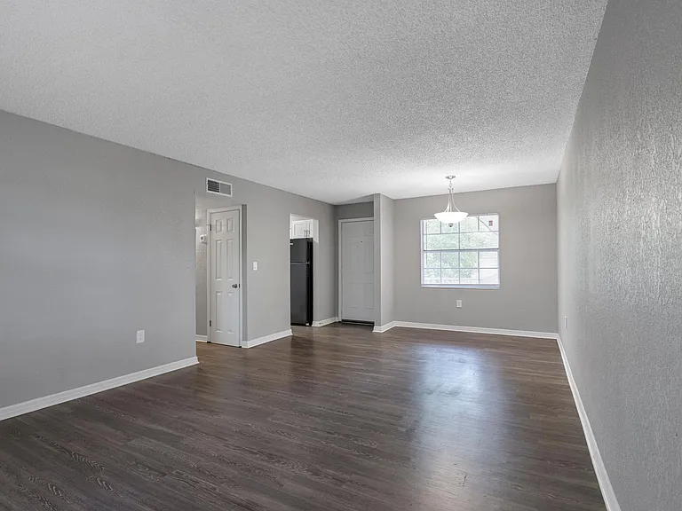 Uptown Apartments — Photo 37