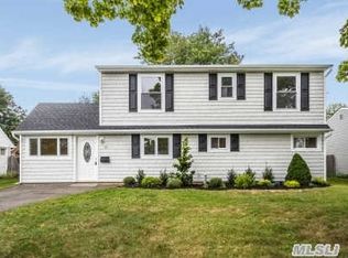 35 College Ln, Westbury, NY 11590