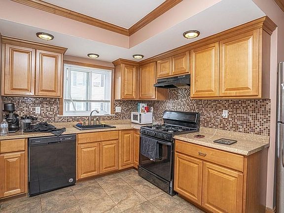 4th image of 437 Somerset Ave