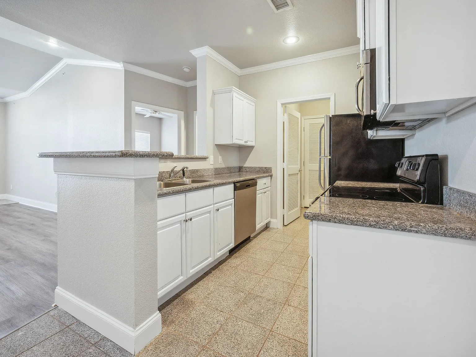 The Versailles Apartment Homes — Photo 4