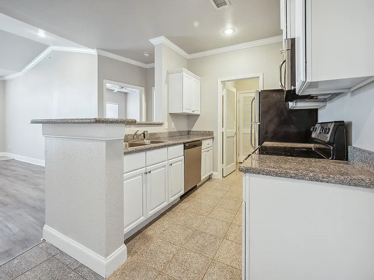 The Versailles Apartment Homes — Photo 4