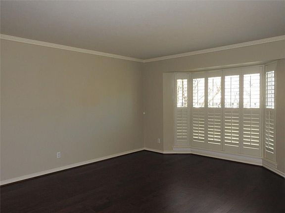 5th image of 903 Dumont Dr