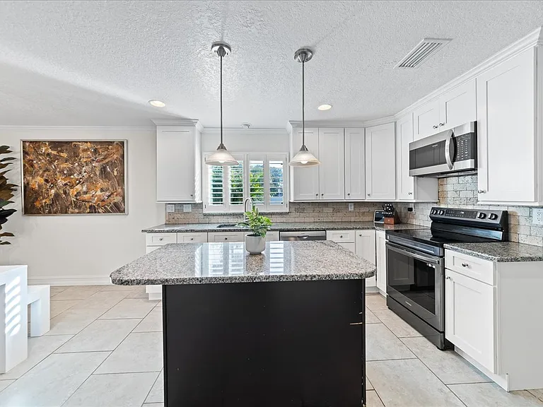 310 Franklyn Ave — Photo 8