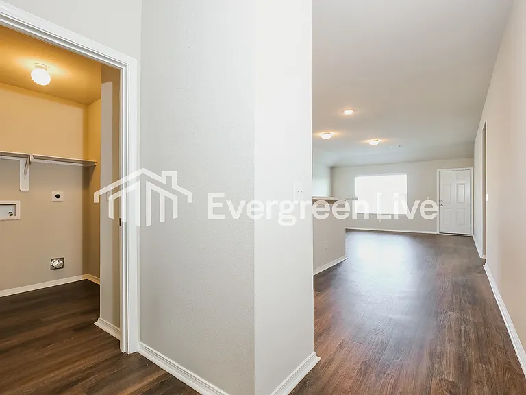 1067 Huntington Dr — Photo 9