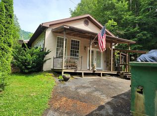 228 Golf Course Rd, Wheelwright, KY 41669