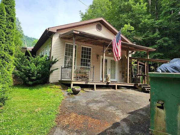 228 Golf Course Rd, Wheelwright, KY 41669