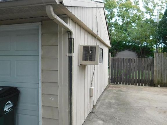2nd image of 220 Tulip Dr