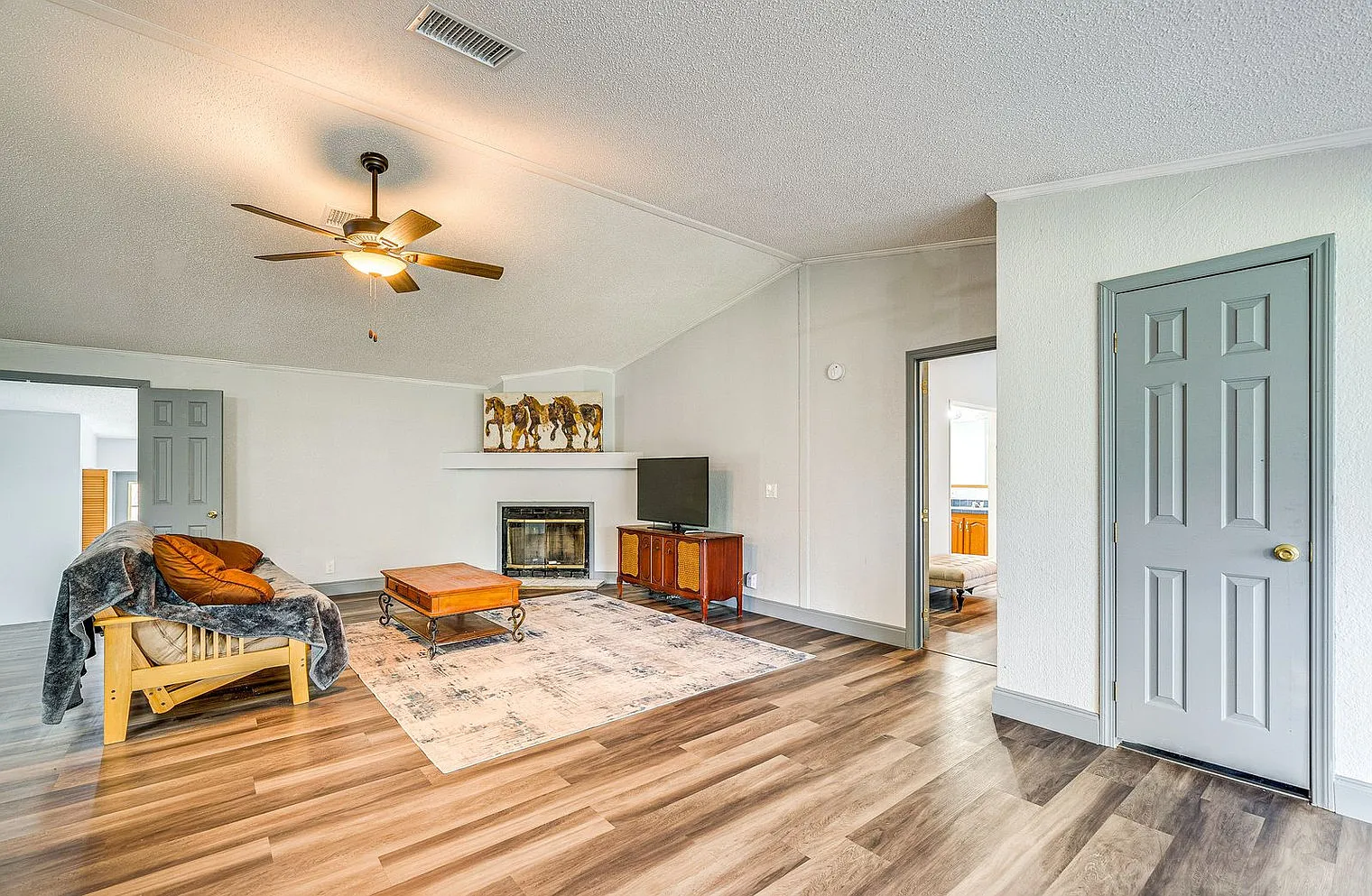 3 bed, 2.0 bath, 1991 sqft, $4,919 — Photo 2