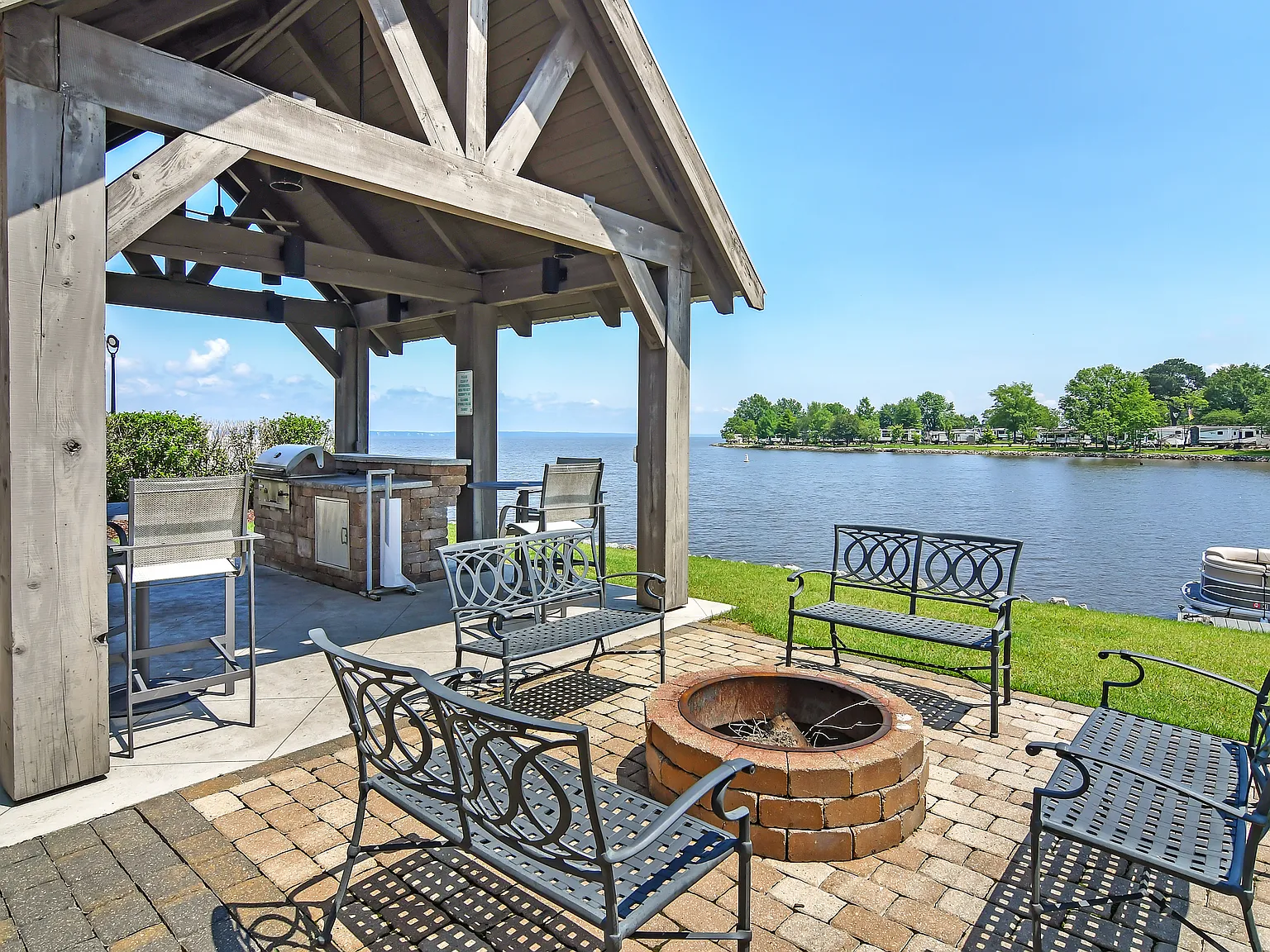 Lakeshore Pointe Apartment Homes — Photo 2