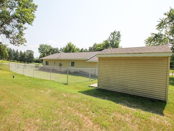 2nd image of 944 Scenic Dr NE