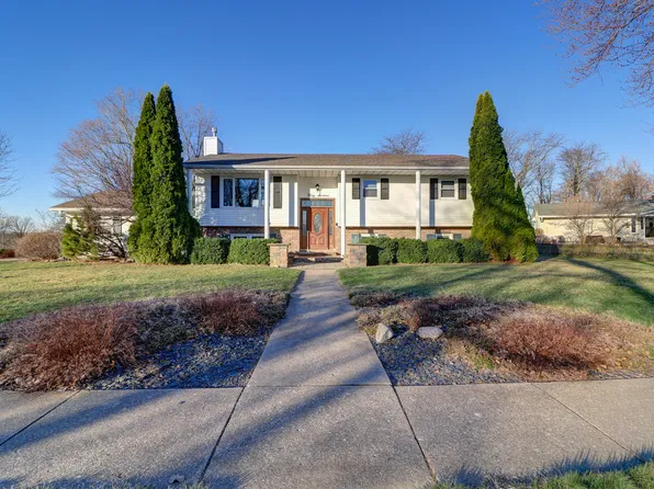 3016 Schick Ct, Clinton, IA 52732