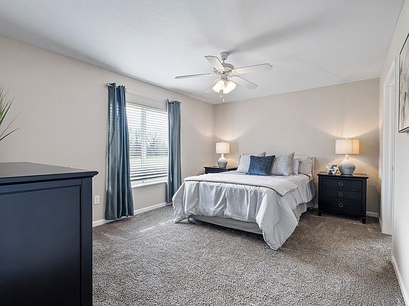 Large Main Bedroom with En-suite Bathroom & Closet