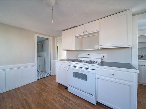 4th image of 38 Castle St