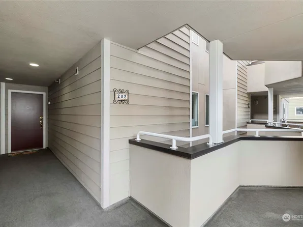 22218 5th Avenue S #202, Des Moines, WA 98198
