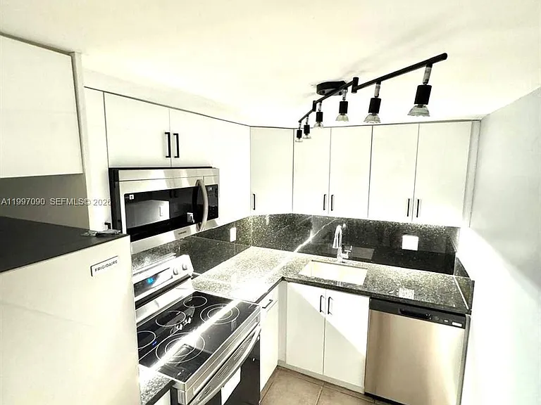 400 NE 18th Ave #206 — Photo 7