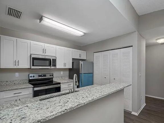 5th image of 245 Myrtle Ave