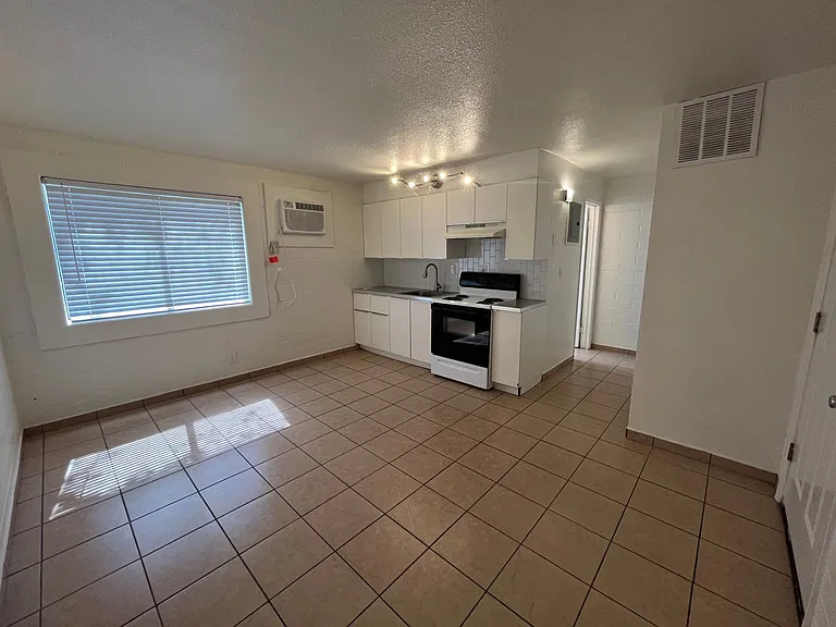 901 E. Pierce St. — Photo 29