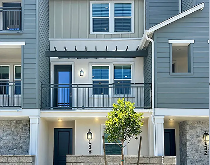 138 S Gardenia — Photo 3