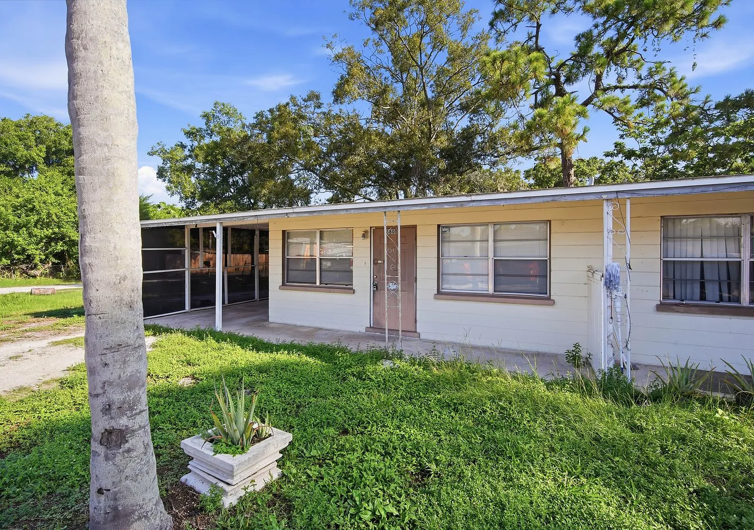 Cozy 1-Bedroom Corner Unit with Large Yard! — Photo 3